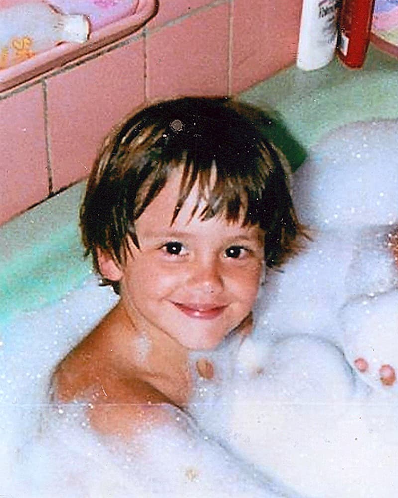 ¿Sabes quién es este pequeño con sonrisa tierna? Claro, es 
<b><a href="http://www.univision.com/temas/christopher-uckermann">Christopher Uckermann</a></b>, quien inició su carrera artística desde muy pequeño.