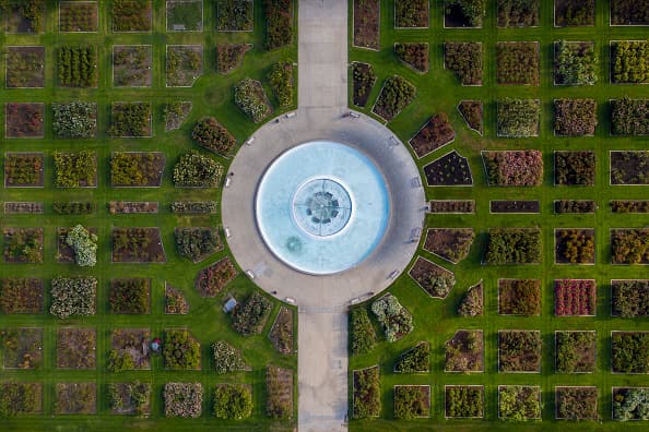 En esta vista aérea del hermoso parque puedes apreciar mejor el laberinto de los distintos lechos de rosas en el jardín.