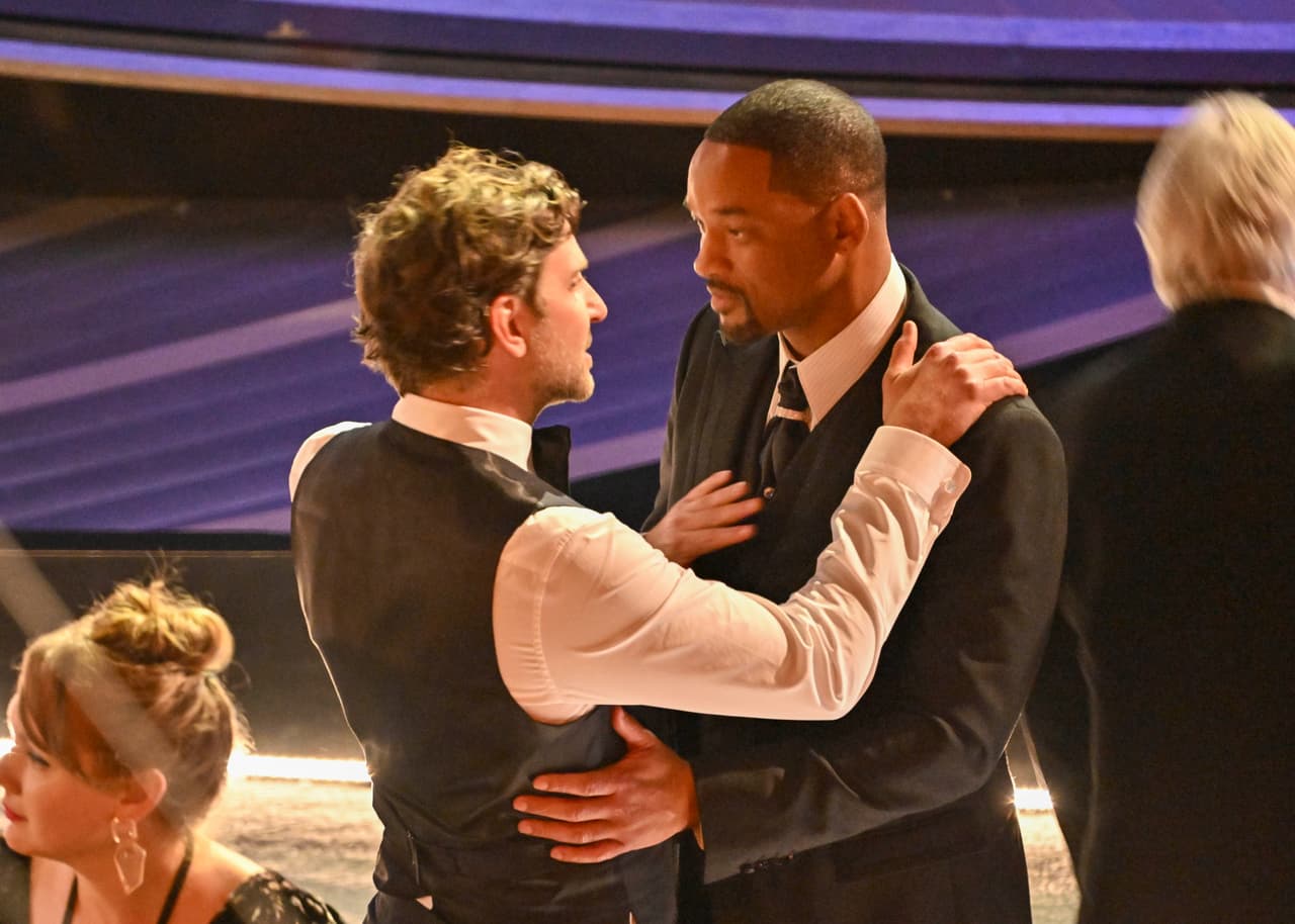 Luego del momento que puso en shock tanto a televidentes como asistentes, se observó a Bradley Cooper acercarse a Will Smith para tratar de calmarlo tras lo sucedido. 
<br>