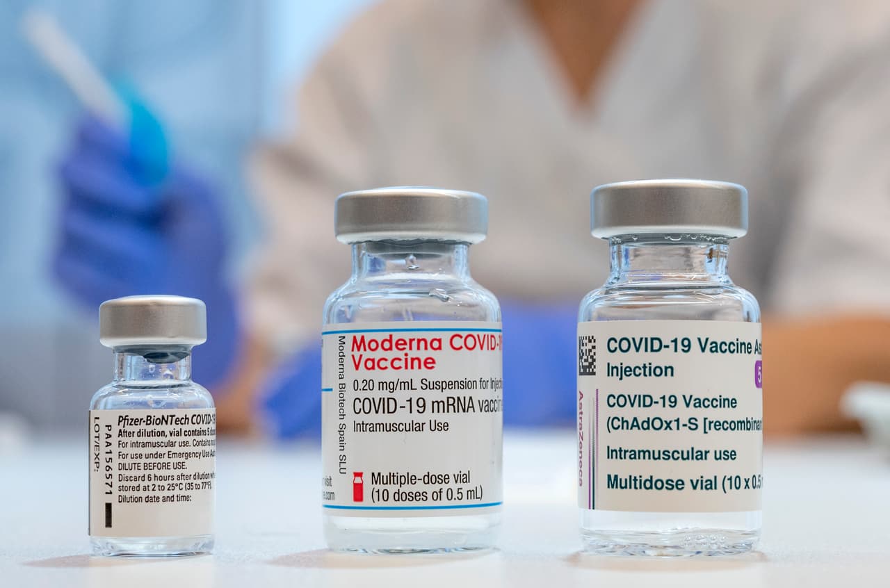 La FDA autoriza las vacunas de refuerzo contra ómicron que Pfizer y Moderna adaptaron