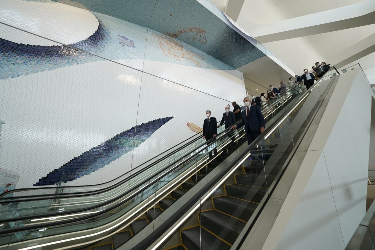 La Terminal B se construyó teniendo en cuenta la sostenibilidad utilizando estrategias en torno a la eficiencia energética, l
<b>a conservación del agua, la reducción de desechos y la selección de materiales. </b>
