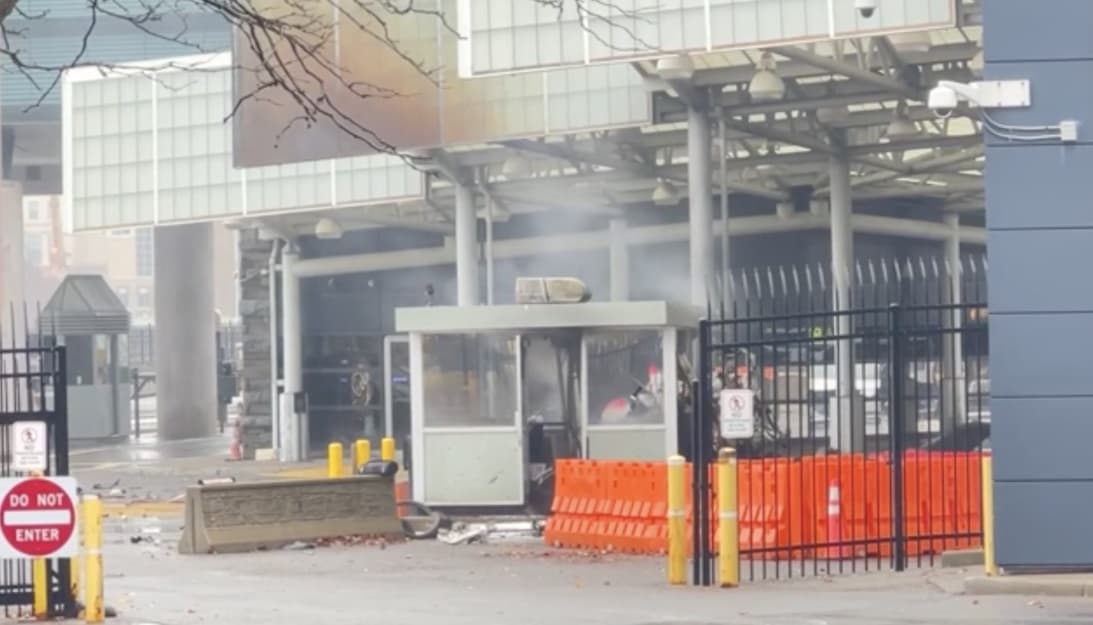 Un automóvil explotó este miércoles en el puente Rainbow, que conecta Estados Unidos y Canadá. La explosión ocurrió en el lado estadounidense.