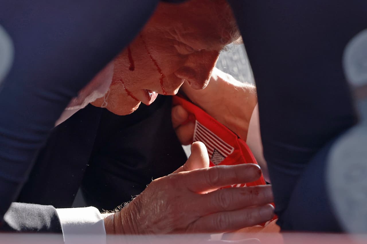 Había 
<b>sangre en su oreja derecha cuando Trump estaba siendo sacado del escenario</b>.