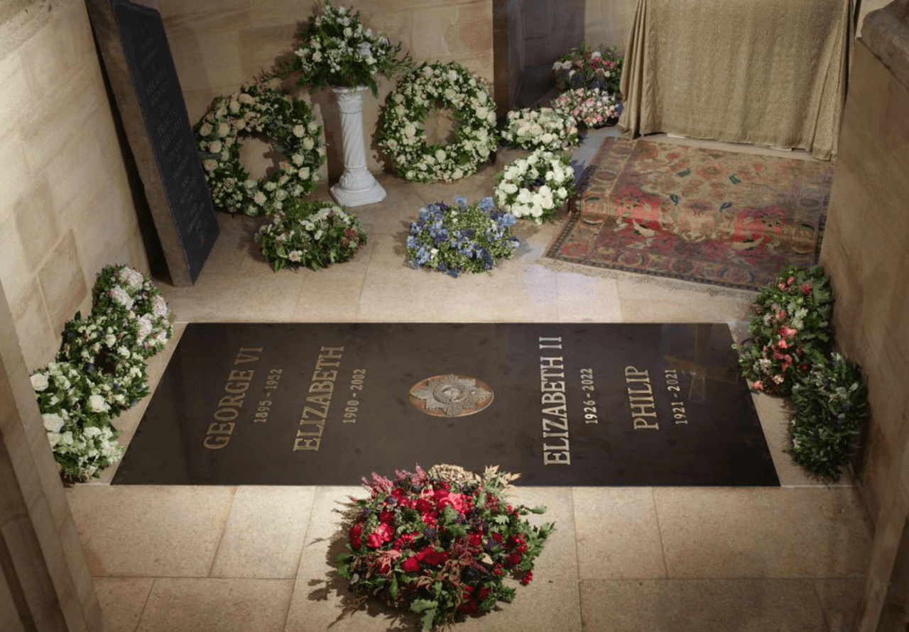 Esta es la imagen de la lápida y del espacio en el que la reina Isabel II fue enterrada tras sus funerales de Estado el pasado lunes 19 de septiembre.