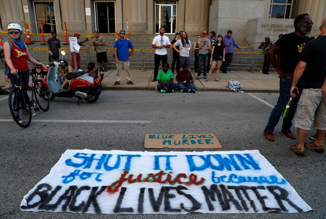 <b>"Grita por la justicia, porque las vidas de los negros importan"</b>, se lee en esta pancarta que fue colocada en una calle del centro de Saint Louis.