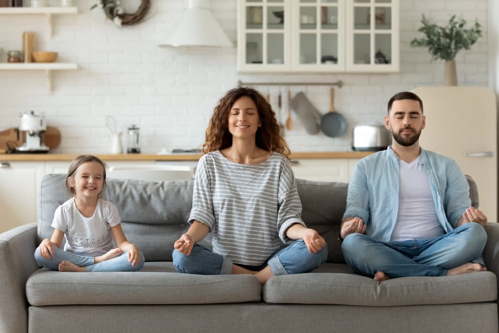 También es un lindo ejercicio que podemos practicar en familia. No es necesario ser un experto para sentarte en tranquilidad y concentrarte en ti mismo.