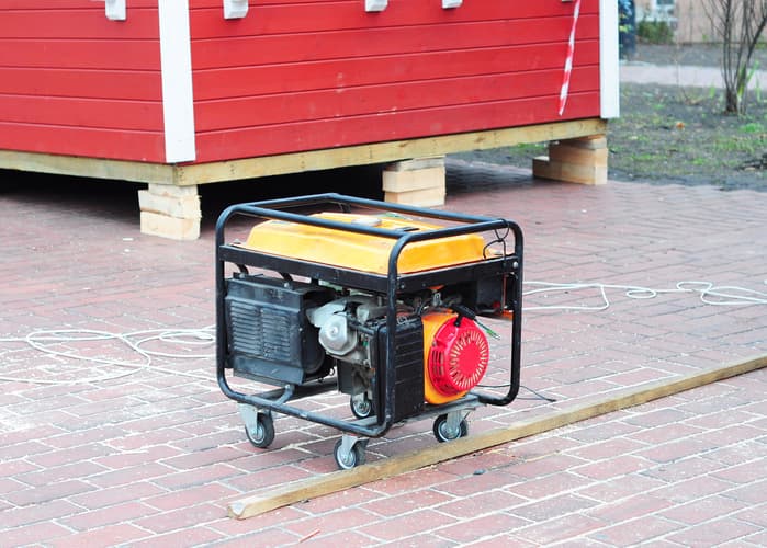 Si llega a haber un corte eléctrico 
<b>nunca pongas dentro de casa generadores, parrillas de carbón, estufas portátiles</b> ni otros aparatos que necesiten gasolina o carbón. Tampoco en el garaje, sótano, ni a menos de 20 pies de las ventanas, puertas o salidas de aire.
<br>