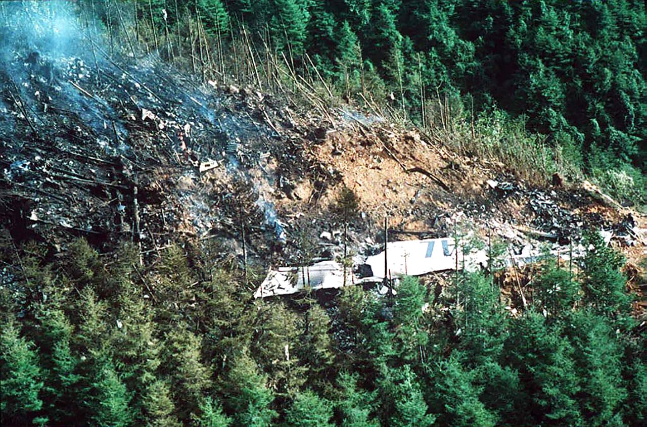 <b>Colisión en una montaña del centro de Japón, 1985</b>. Es el peor accidente con una sola aeronave involucrada en la historia de la aviación. El Boeing 767 de Japan Airlines, a su máxima capacidad, despegó del aeropuerto de Tokio y se estrelló en lo más alto del monte Takamagahara, a unas 60 millas de Tokio. Una descompresión explosiva hacia la parte trasera del avión, resultado de un trabajo de reparación defectuoso, provocó el accidente. Cuatro mujeres sobrevivieron a la colisión y todas iban en la parte trasera del aparato. 
<b>520 personas fallecieron en la tragedia. </b>