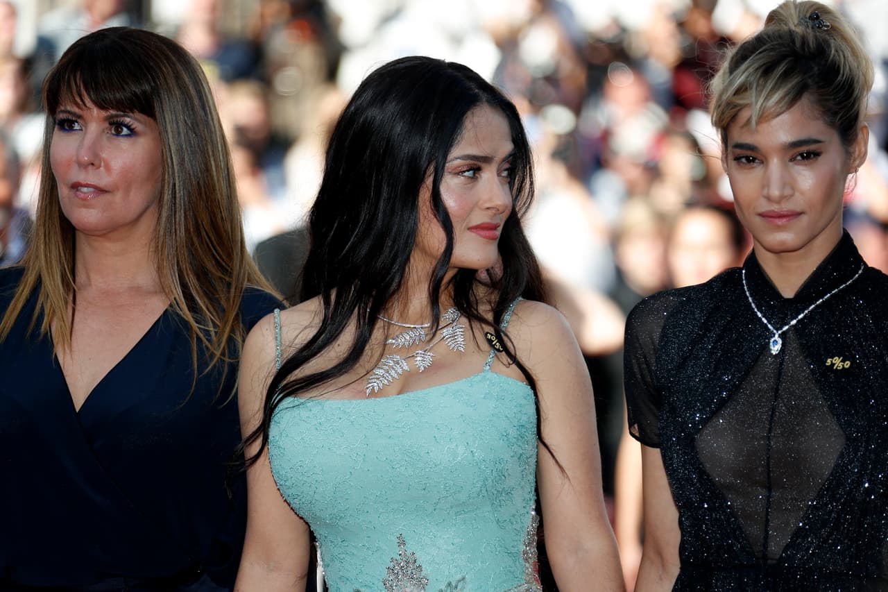La protesta simbólica tuvo lugar en la quinta jornada del festival y se produce meses después de que estallara el escándalo de Harvey Weinstein por el que decenas de mujeres relataron las agresiones cometidas por el productor estadounidense y por otros hombres poderosos de la industria. La mexicana Salma Hayek fue una de las actrices que denunció abusos y amenazas por parte de Weinstein.