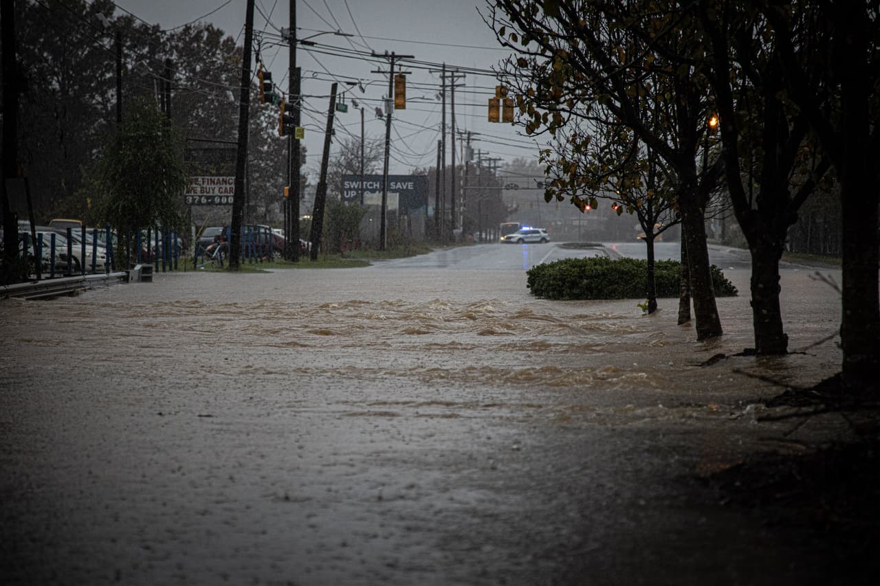 Un aviso de inundaciones repentinas estuvo vigente en gran parte del área central. El condado de Mecklenburg registró récords de inundaciones. Lugar: Charlotte, NC.
