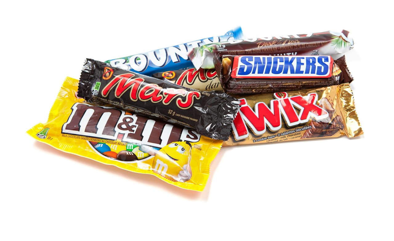 <b>Puesto 2. Familia Mars</b>
<br>
<b>Compañía: </b>Mars
<br>
<b>Patrimonio: 141,900 millones de dólares</b>
<br>Generaciones: 5
<br>Industria: confitería y cuidado de mascotas
<br>Establecida en: McLean, Virginia
<br>
<br>Frank Mars comenzó a vender dulces de melaza en 1902 a la edad de 19 años. El empresario se apasionó por los chocolates y su creatividad dió con las exitosas golosinas, Mars, M&M’s, Milky Way y Snickers. Los productos para el cuidado de mascotas entraron más adelante en una búsqueda de diversificación de la empresa y hoy representan la mitad de los 39,200 millones en ingresos de la compañía.