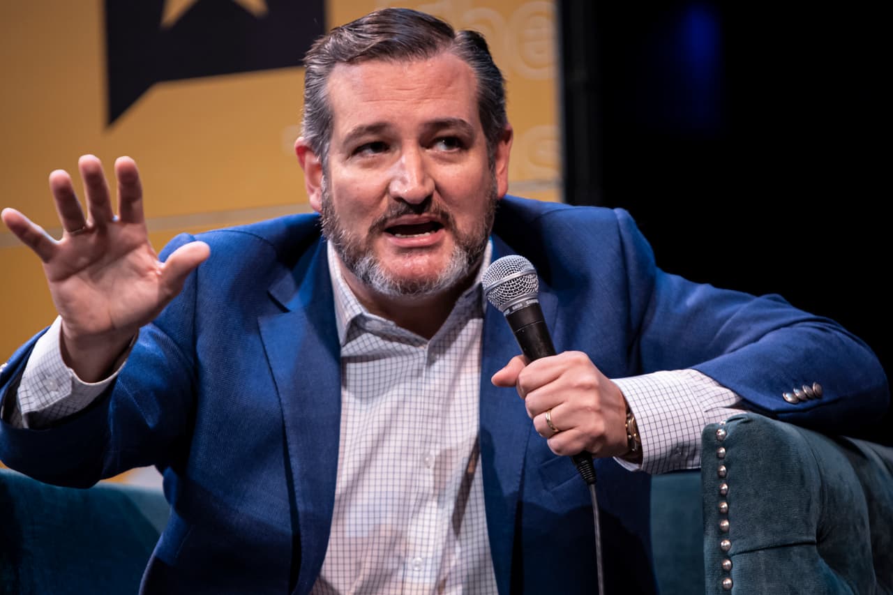 El senador republicano Ted Cruz arremetió contra Adler en un tuit en que aludió a su viaje mientras criticaba la gestión de la pandemia del gobernador de California, Gavin Newsom. "No olvidemos al alcalde de Austin que tomó un jet privado con ocho personas a Cabo [San Lucas, México] y desde ahí envió un mensaje a los habitantes de Austin para que se quedaran en casa y se relajaran", 
<a href="https://twitter.com/tedcruz/status/1334261767258710016?s=20" target="_blank">tuiteó</a>.