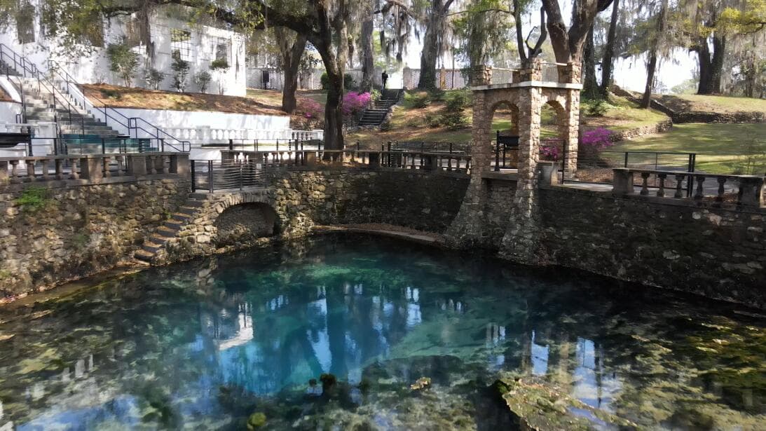 En 2024, 
<b>la temporada inicia oficialmente el 19 de marzo</b> y podrás aprovecharla para visitar lugares como 
<b>Radium Springs Gardens</b>, otra de las maravillas naturales de Georgia.