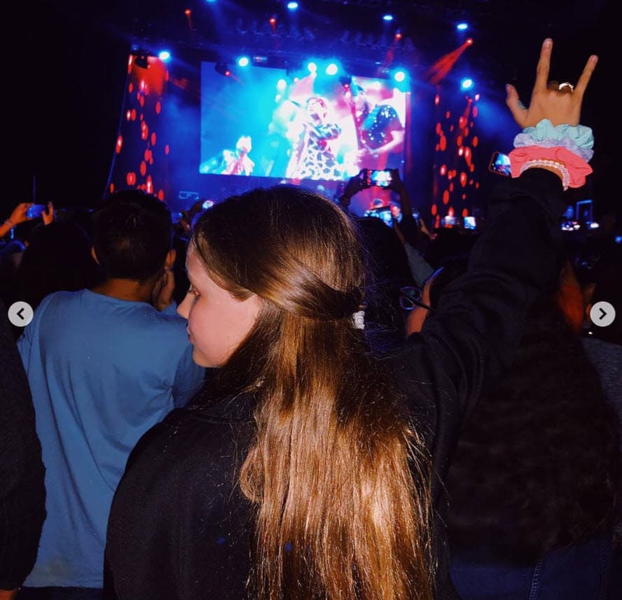 Hoy es una adolescente que disfruta de las actividades de chicos y chicas de su edad y una de ellas es asistir a conciertos. 
<br>