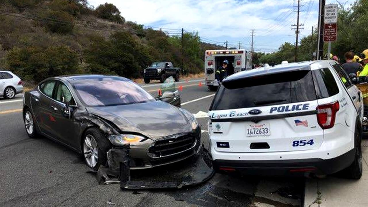 Llaman a revisión 362,000 Tesla con piloto automático porque pueden causar choques
