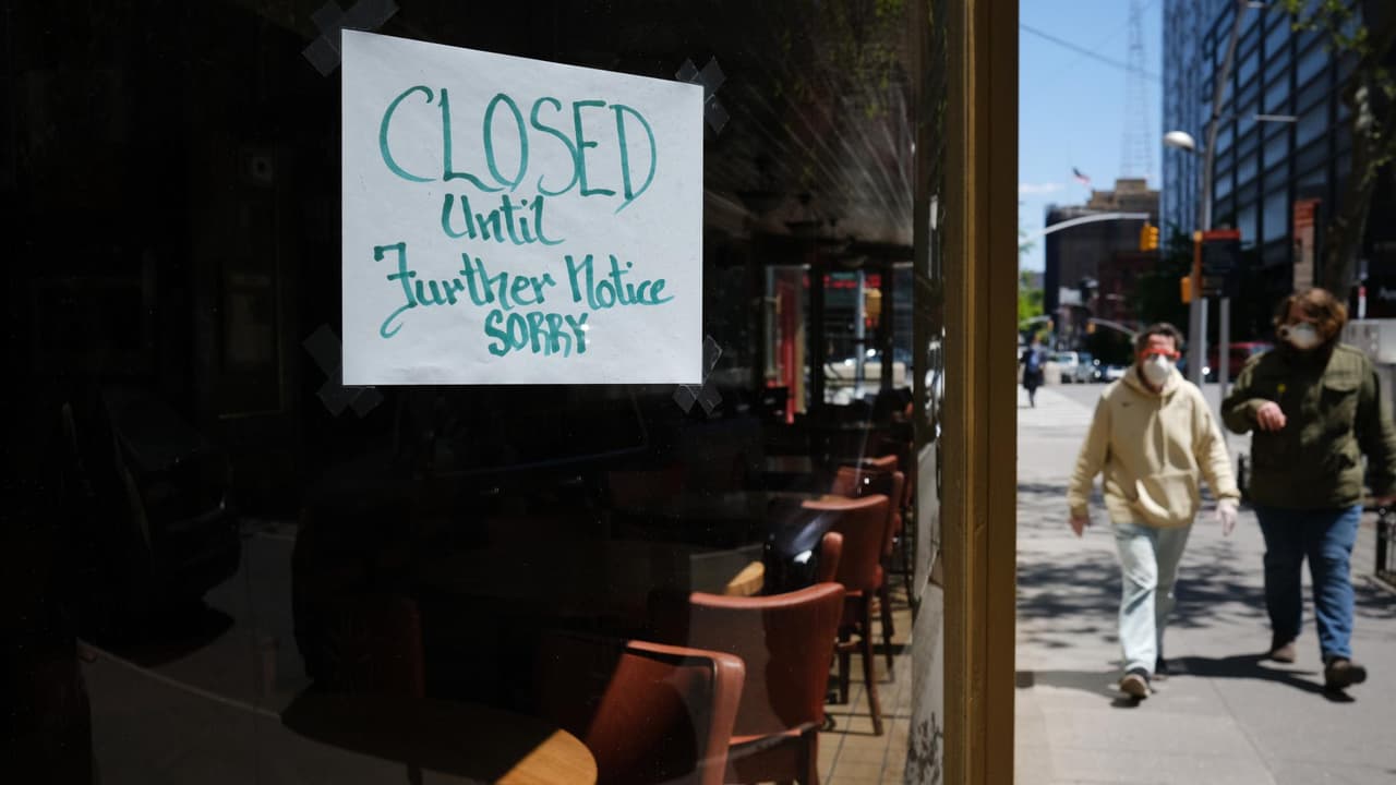 Un estudio de la Contraloría de Nueva York reveló que tan solo en Manhattan miles de negocios cerraron durante los últimos tres meses del 2021. Propietarios de diversos establecimientos afirman que la pandemia les trajo dificultades de las que no han podido recuperarse. "Nuestros clientes están regresando, pero no al nivel que estábamos. Yo creo que sin préstamos nadie ha podido sobrevivir en este tiempo", afirma Austria Rodríguez, dueña de un restaurante.