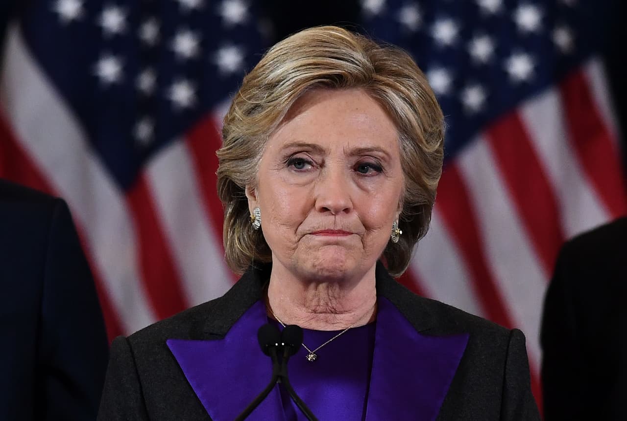 <b>La derrota. </b>Hillary Clinton se dirige al país, 
<b><a href="http://www.univision.com/noticias/elecciones-2016/clinton-le-debemos-dar-a-trump-una-oportunidad-para-liderar">reconoce públicamente la victoria de su contrincante</a></b>. “Espero que sea un presidente exitoso para todos los estadounidenses”, afirmó Clinton. Miércoles 9 de noviembre.
