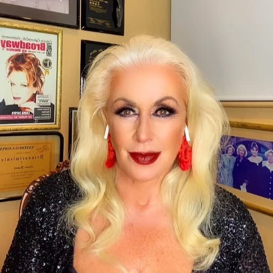 En una plática con los conductores de ‘Venga la alegría’, 
<a href="https://www.univision.com/famosos/laura-zapata-fotos-filtros-criticas-fotos">Laura Zapata</a> aseguró que realmente no tiene un problema con Lucía Méndez, pero que ella sí está en su contra.