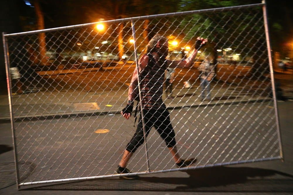 Las protestas han tenido lugar en Portland durante 52 noches. Muchas manifestaciones han atraído a miles de personas y han sido en gran medida pacíficas. Pero grupos más pequeños, de hasta varios cientos de personas, se han concentrado en propiedades federales y en edificios de las fuerzas del orden locales, a veces incendiando comisarías, rompiendo ventanas y chocando violentamente con la policía local.