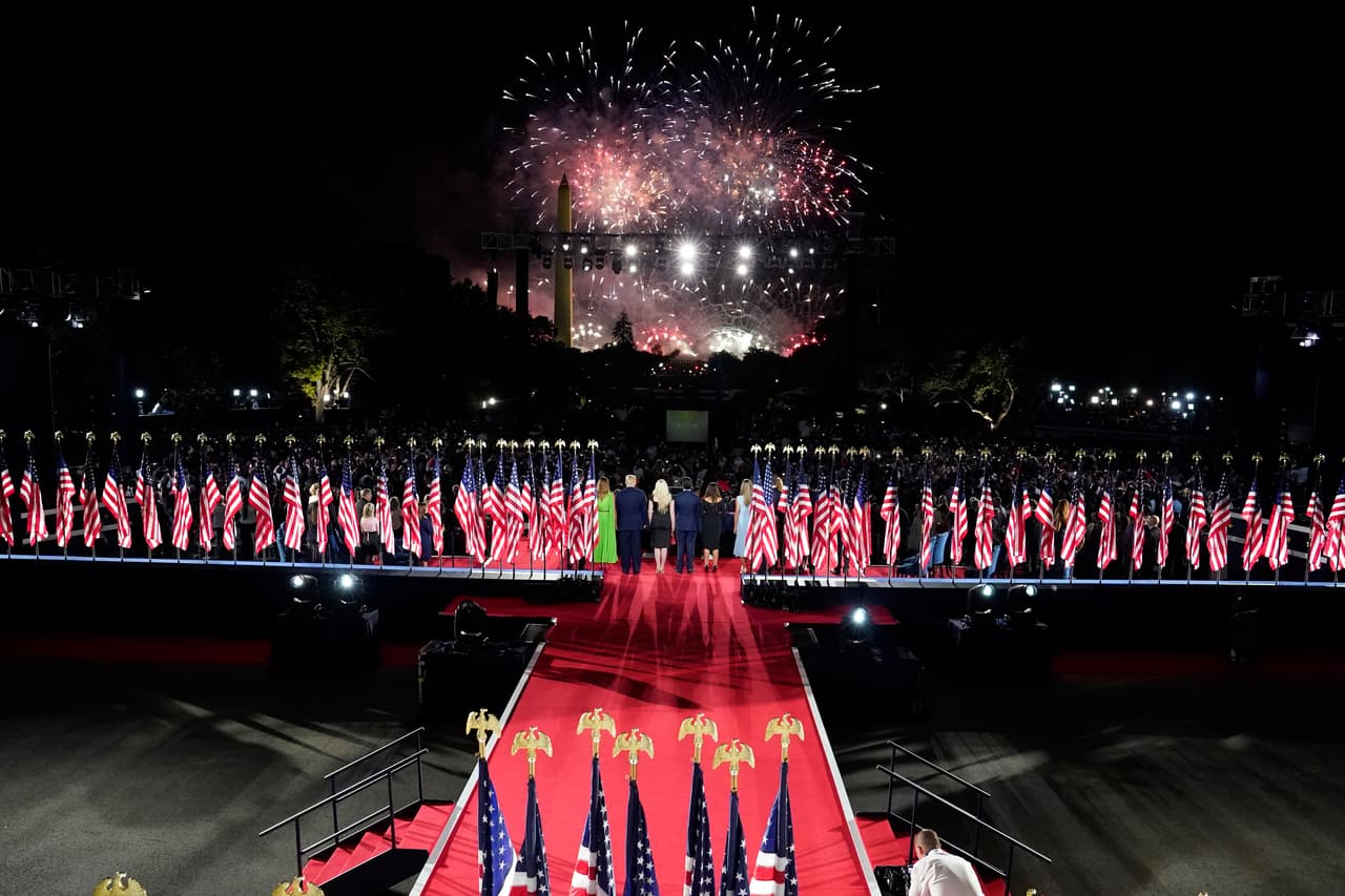 <b>El cierre de la Convención Republicana en propiedad federal (27 de agosto). </b>La llegada de Trump para su discurso de aceptación como candidato presidencial en la Casa Blanca, en la clausura de la Convención Nacional Republicana. Este evento fue semi virtual para evitar el contagio de covid-19 y tuvo su cierre en la mansión presidencial con el monumento a George Washington de fondo, un hecho inédito en la política estadounidense.