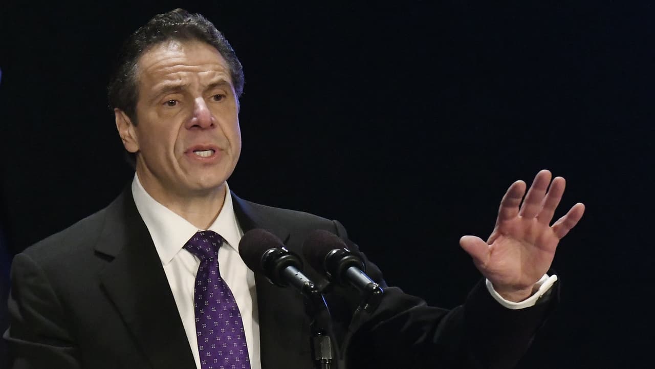 Líder demócrata de la mayoría en el Senado de NY exige la renuncia del gobernador Cuomo tras acusaciones