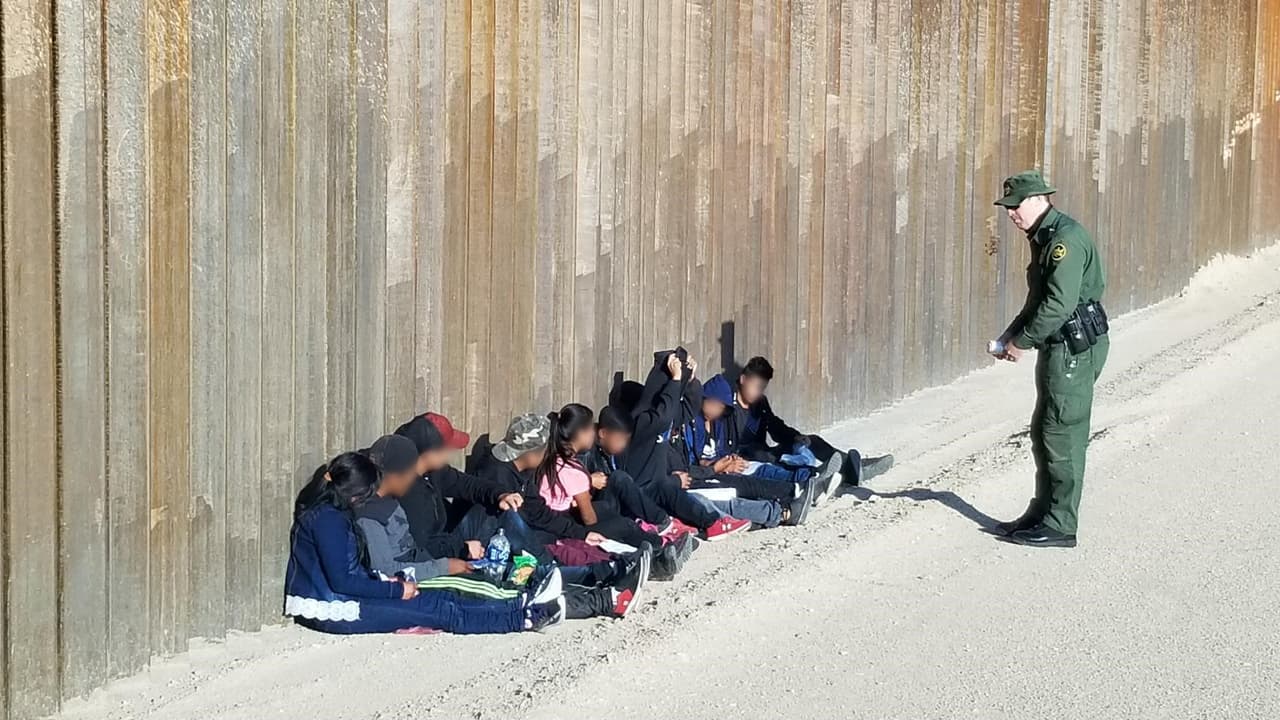 Junio 30- Son grupos grandes que cruzan por áreas donde no se terminó de construir el muro fronterizo, al oeste de Nogales, Arizona.
