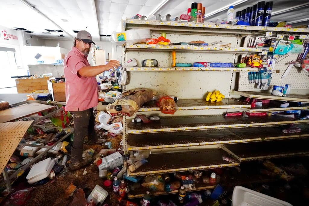 El condado recibió hasta 43 centímetros (17 pulgadas) de lluvia en menos de 24 horas el sábado, lo que rompió el récord de Tennessee para un día por más de ocho centímetros (tres pulgadas), de acuerdo con el Servicio Meteorológico Nacional. En la imagen, John Curtis, copropiertario de una tienda en Waverly que se vio fuertemente afectada.