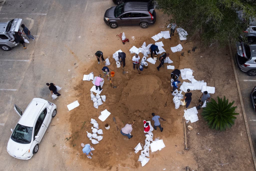 De la época de huracanes, a través de los años septiembre es considerado el mes más peligroso. A 5 días de que culmine, Florida y Georgia se preparan para recibir el impacto del huracán Helene. Este miércoles 25, en Tallahassee, Florida, las personas se concentraban en llenar sacos con arena para protegerse de las inundaciones. Para salir de vivo de un tornado, son otras medidas las que urge implementar.