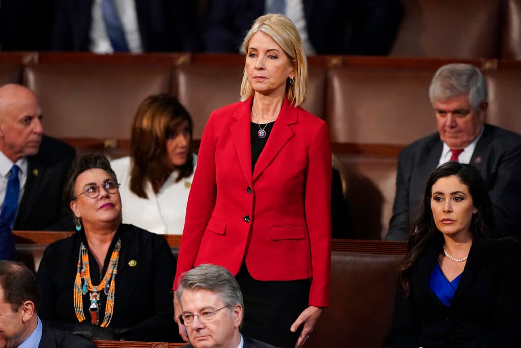 <h3 class="cms-H3-H3">Mary Miller (Illinois)</h3>
<br>
<br>Miller, quien inicia su segundo periodo en la Cámara, votó contra McCarthy en las tres rondas del martes.
