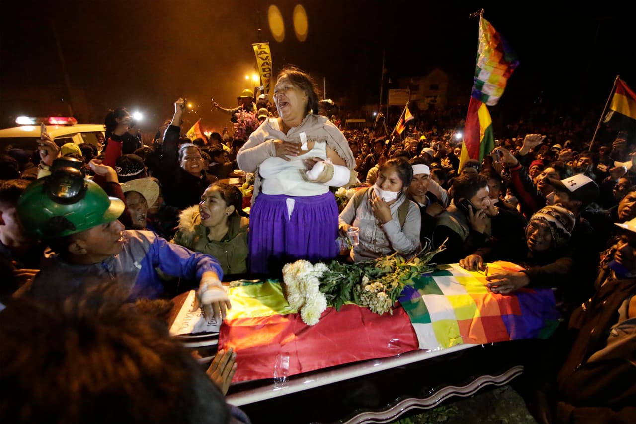 Los hechos de mayor gravedad durante la jornada de este viernes ocurrieron en la localidad de Sacaba, cerca de la ciudad de Cochabamba. Según datos de la Defensoría del Pueblo ya se contabilizan 19 muertos desde que comenzó la crisis política el pasado 20 de octubre, día de los disputados comicios.