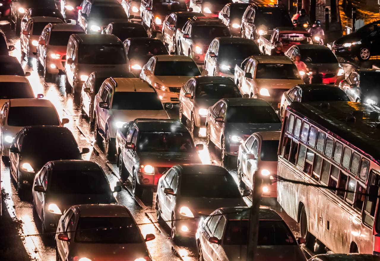 Más carriles no están resolviendo el tráfico en las carreteras, pero estas cinco medidas sí pueden ayudar
