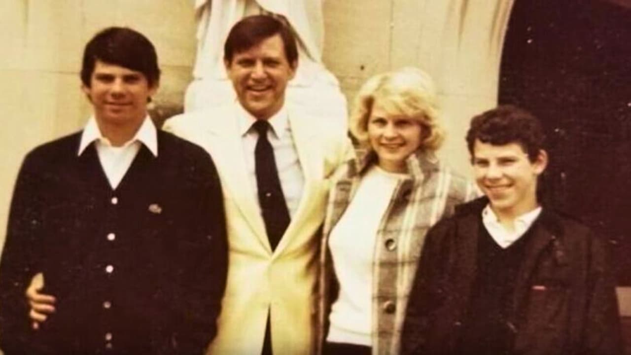 Sobre 
<b>los hermanos Menéndez se sabe más de la mitad de su vida</b> desde el trágico 20 de agosto de 1989, cuando 
<b>asesinaron a tiros a sus padres José y Kitty Menéndez.</b> Han pasado más de 35 años del crimen,
<b> los hermanos han pagado parte de su condena a cadena perpetua en prisión </b>y 
<a href="https://www.univision.com/local/los-angeles-kmex/hermanos-lyle-y-erik-menendez-california-caso-nuevo-juicio-fiscalia-los-angeles" target="_blank">su caso ha sido reabierto por el George Gascón</a>, Fiscal de Los Ángeles, pero en este tiempo ¿Qué se sabe de José Menéndez?