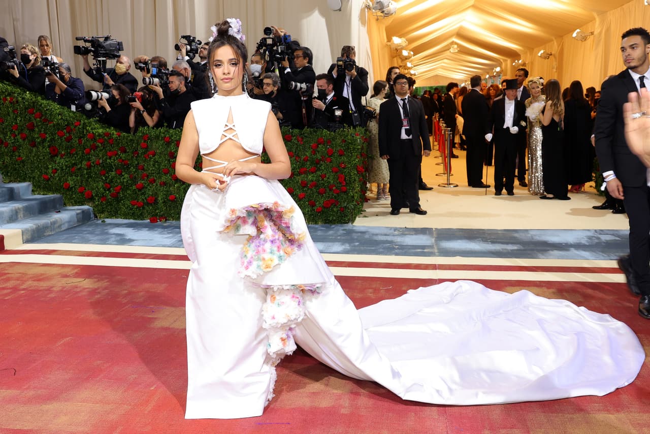 <a href="https://www.univision.com/musica/camila-cabello-y-la-primera-campana-bilingue-de-victorias-secret-fotos" target="_blank">Camila Cabello</a> quizo rendir un tributo a los migrantes que llegan a Estados Unidos, por eso la cantante de ‘Bam Bam’ integró flores de colores representando la diversidad, además dijo que la confección de su vestido tomó más de un mes.