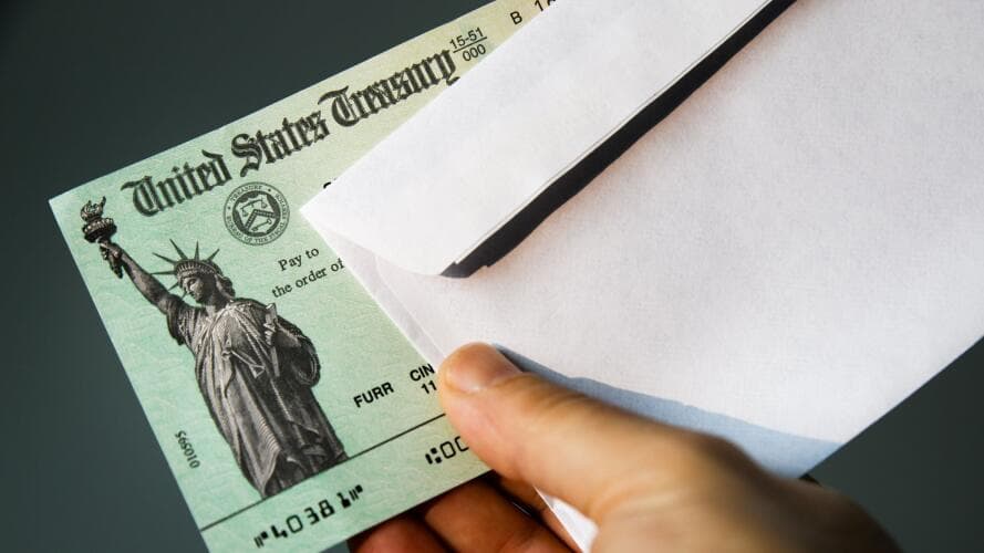 Y finalmente, personas con ingresos anuales de hasta $250,000, recibirían 
<b>$200 en reembolso</b>. Personas que declaren de manera conjunta hasta $500,000, 
<b>recibirían $400</b>. En caso de dependientes económicos recibirían $200 adicionales, para un 
<b>total de $600</b>.