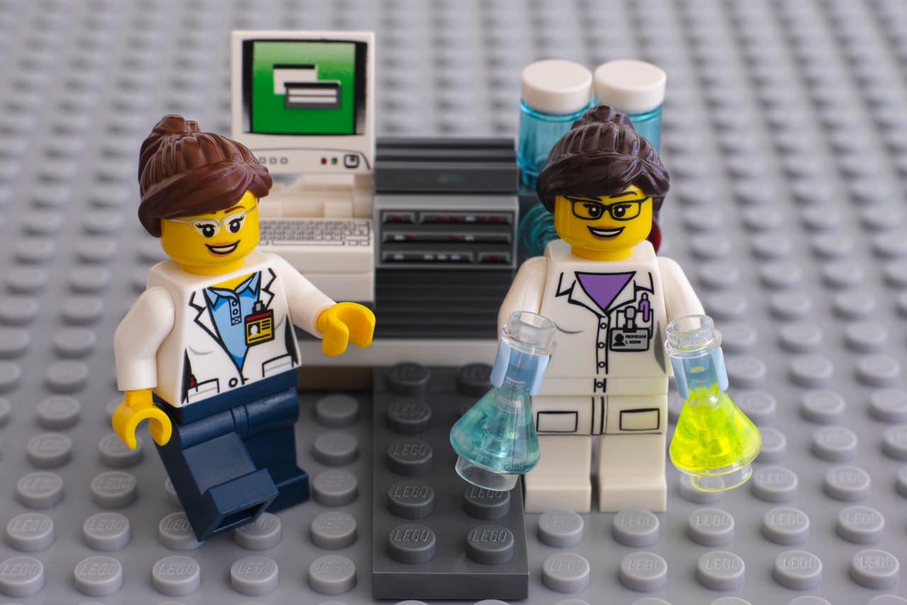 No solo para niños: jugar con Legos en la oficina potencia la comunicación y creatividad 