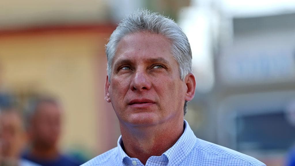 El gobernante cubano, 
<a href="https://www.univision.com/local/miami-wltv/nos-esperan-dias-intensos-miguel-diaz-canel-continua-como-gobernante-de-cuba">Miguel Díaz-Canel</a>, penúltimo en el ranking general, recibe un voto positivo del 14% frente al 78% de rechazo; 8% no contesta. Con una economía en crisis, el gobernante comunista ha tomado medidas destinadas a captar divisas para hacer frente a los serios problemas que enfrenta la isla. Luego de que en junio del año pasado el gobierno suspendiera la venta de dólares a la población, hace un mes Banco Central de Cuba anunció la compra de dólares en bancos y casas de cambio a 120 pesos por dólar, una tasa similar a la del mercado negro.