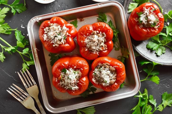 Los pimientos rellenos de pavo y queso que propone esta 
<a href="https://www.univision.com/noticias/reto-28/pimientos-rellenos-de-pavo-y-queso-reto-28">receta</a> son una delicia para toda la familia. Es un plato que aguanta bien de un día para otro, y que puedes preparar con antelación.