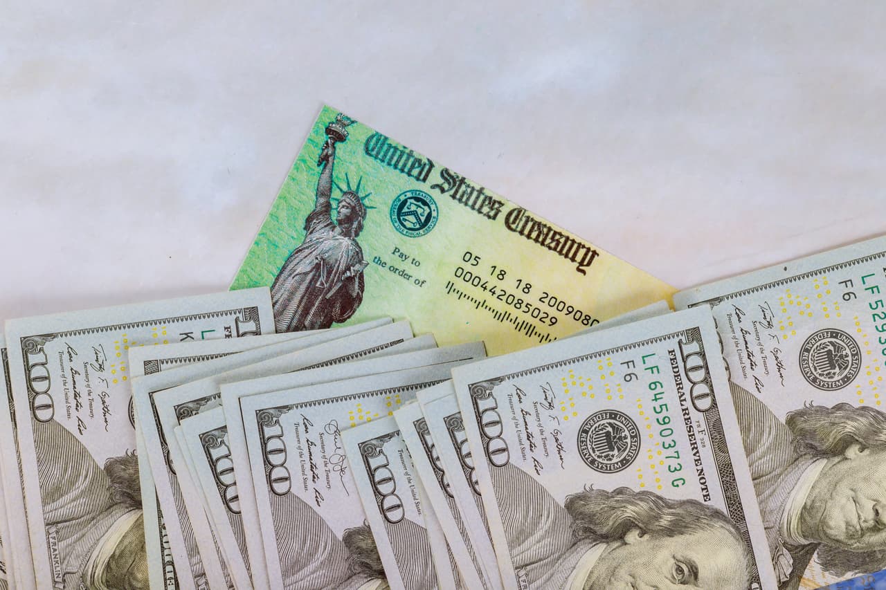 Las familias mixtas recibirán de forma retroactiva el primer cheque de estímulo económico. Es decir, de ser aprobado, recibirán los 600 dólares del nuevo cheque, los 1,200 dólares del primer cheque de estímulo económico y 500 dólares por niños de ser el caso. 
<br>
<br>Esto se debe a que en la primera ayuda los miembros de familias mixtas no fueron incliudos.