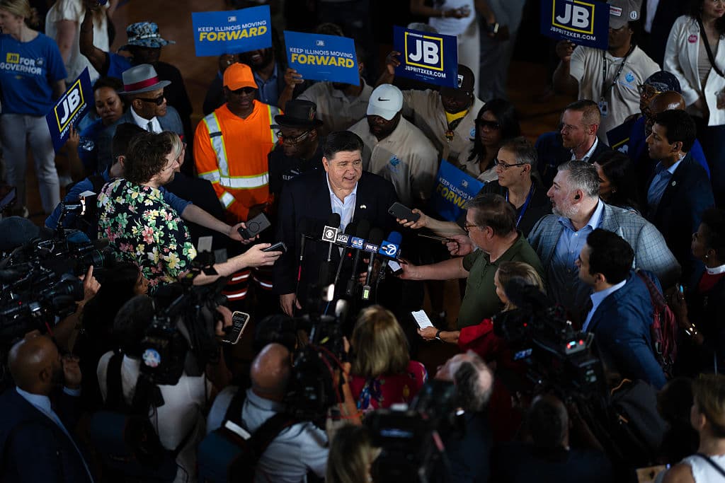 Según Forbes, el gobernador de Ilinois 
<b><a href="https://www.univision.com/local/chicago-wgbo/pritzker-dice-que-su-fortuna-esta-por-encima-de-trump-en-la-dnc-video" target="_blank">tiene una fortuna personal estimada en $3,200 millones</a></b>, menor por $1,600 millones a la del 
<b>presidente de los Estados Unidos, Donald Trump, </b>con quien ha tenido profundas diferencias.
<br>
<br>El nombre de Pritzker suena con fuerza entre los posibles candidatos demócratas para desafiar a Trump en elecciones.
