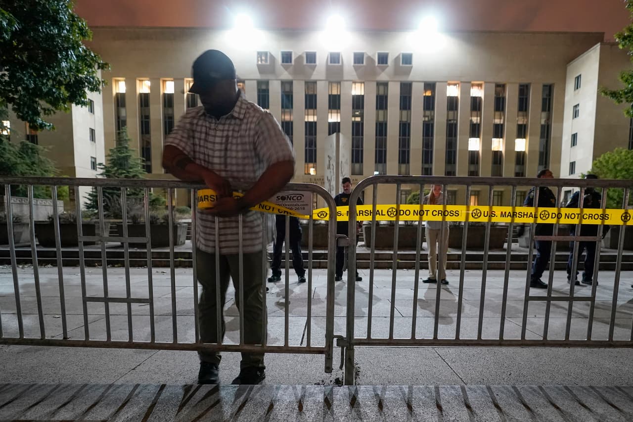 Según AP, el expresidente comparecerá ante el juez magistrado 
<b>Moxila A. Upadhyaya</b>. La jueza de distrito 
<b>Tanya Chutkan</b> será quien supervise en última instancia el caso en el que se acusa al expresidente de intentar anular su derrota en las elecciones de 2020, en los meses anteriores al asalto al Capitolio de Estados Unidos.