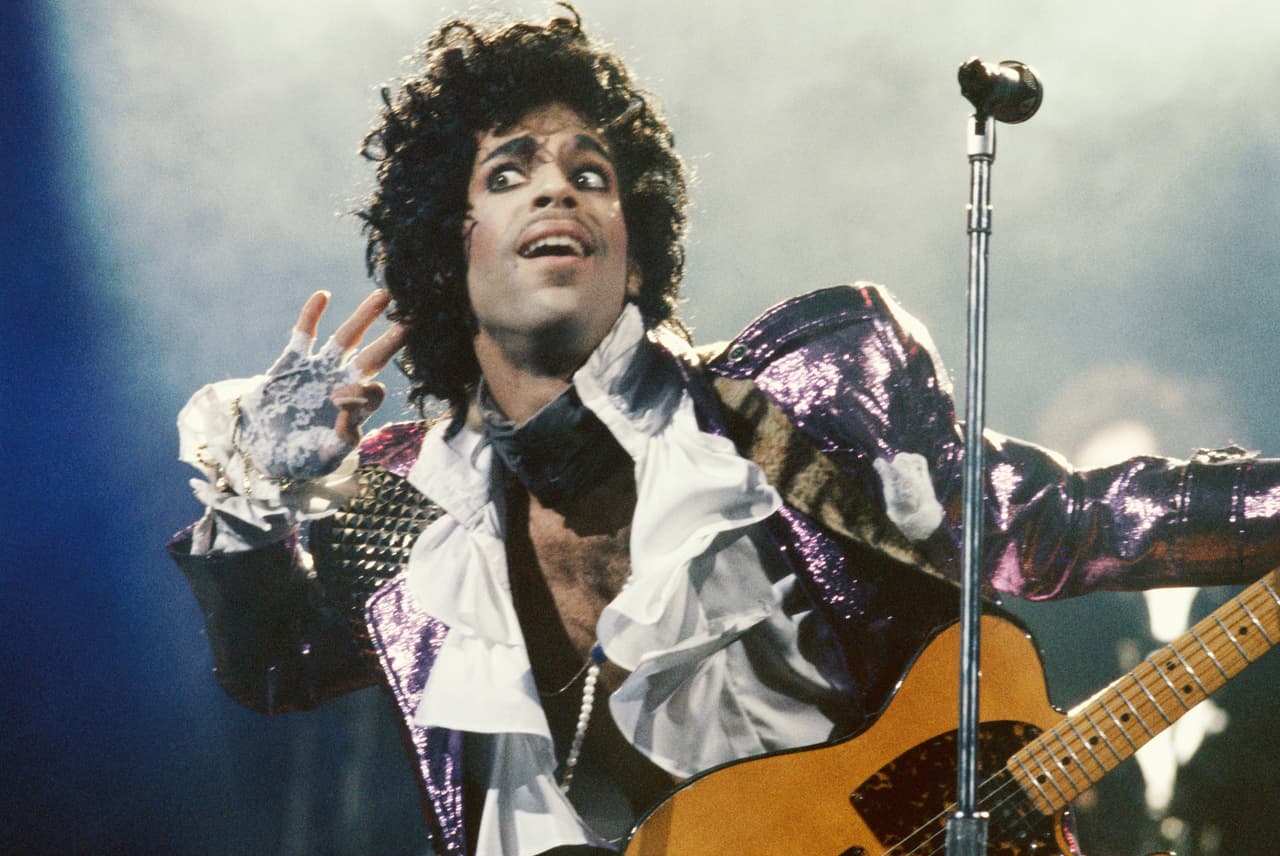 <b>Prince.</b> ‘Purple rain’, uno de los temas icónicos de este artista fue reproducido en los eventos de campaña de Trump en 2018. Omarr Baker, hermano de Prince, 
<a href="https://twitter.com/PRNFamily/status/1050559774050406400"><u>emitió un comunicado en nombre de la familia</u></a> pidiendo al mandatario que dejara de utilizar el tema. Según Baker los herederos de los derechos de este autor, fallecido en 2016, “nunca dieron permiso al presidente Trump o la Casa Blanca para usar sus canciones y solicitan que dejen de utilizarse de inmediato".