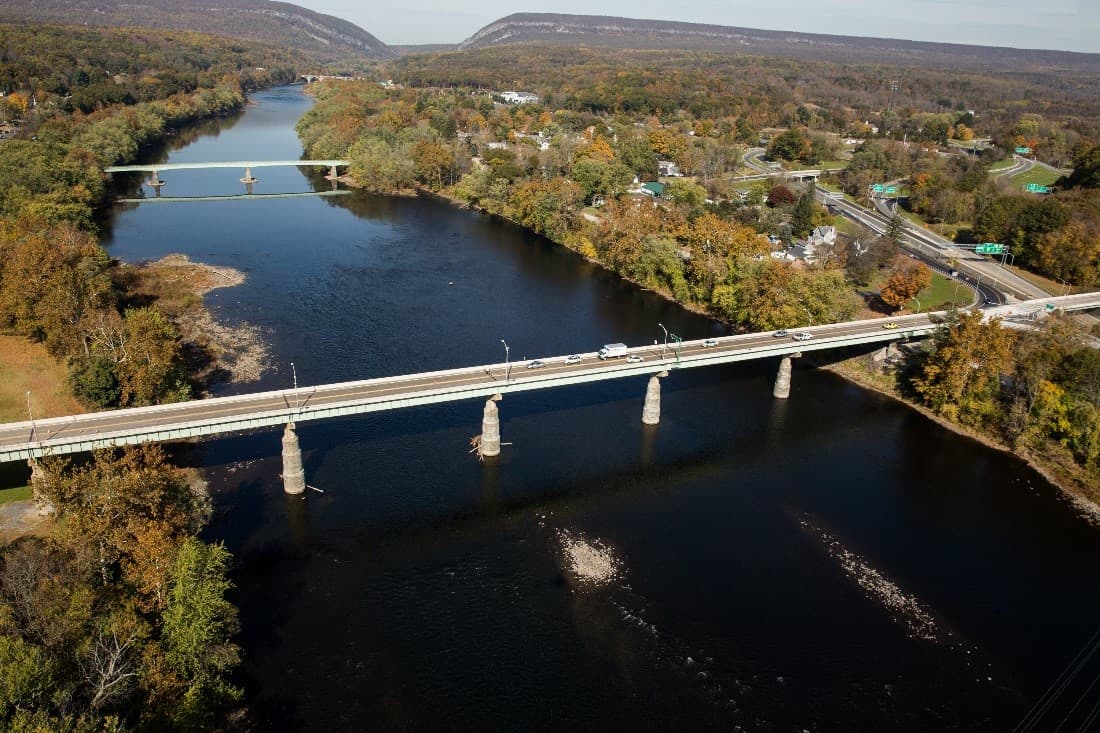El puente Portland- Columbia tendrá una nueva de $ 1.25 para los conductores con una cuenta E-ZPass y de
<br>$3 para los conductores de automóviles que pagan en efectivo. En el nuevo puente Scudder's Fall, la tarifa E-ZPass para vehículos de pasajeros se mantiene en $ 1.25, pero el peaje en efectivo aumenta de $ 2.60 a $ 3 el 3 de abril.
<br>