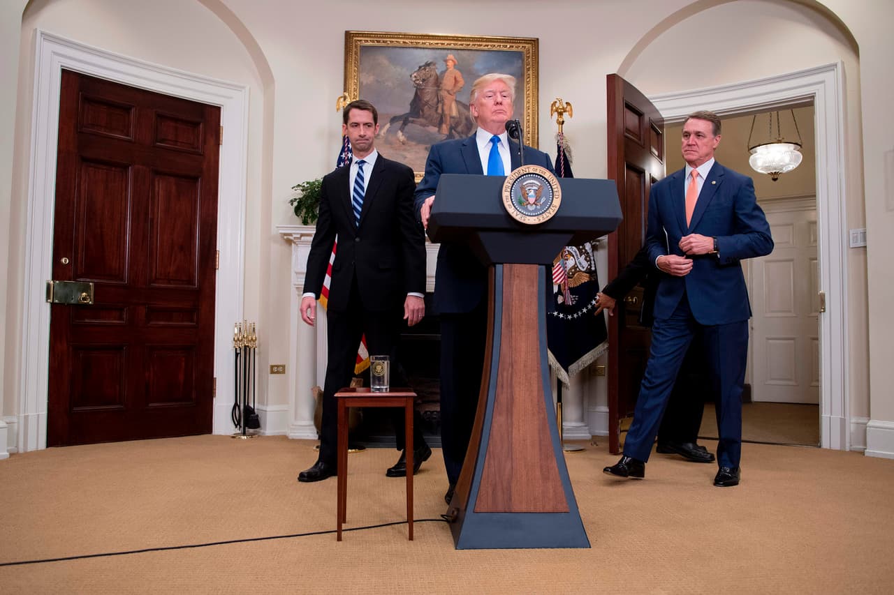 <b>Plan de reforma migratoria del Partido Republicano</b>. El 2 de agosto de 2017, Trump anunció su 
<a href="https://www.univision.com/noticias/inmigracion/el-plan-migratorio-respaldado-por-el-presidente-trump-explicado-en-10-puntos-pide-saber-ingles-y-cancelaria-loteria-de-visas">respaldo al proyecto de ley S.354 de los senadores republicanos</a> Tom Cotton (Arkansas) y David Perdue (Georgia). Esta nueva legislación propone aumentar los arrestos, acelerar deportaciones, restringir el asilo, establecer un sistema migratorio por méritos y reducir la inmigración legal en un 50% en 10 años. En enero de 2018 trump rechazó un plan migratorio bipartidista que incluía una 
<a href="https://www.univision.com/noticias/inmigracion/este-es-el-plan-migratorio-para-los-dreamers-que-rechazo-trump">solución para los dreamers</a>.