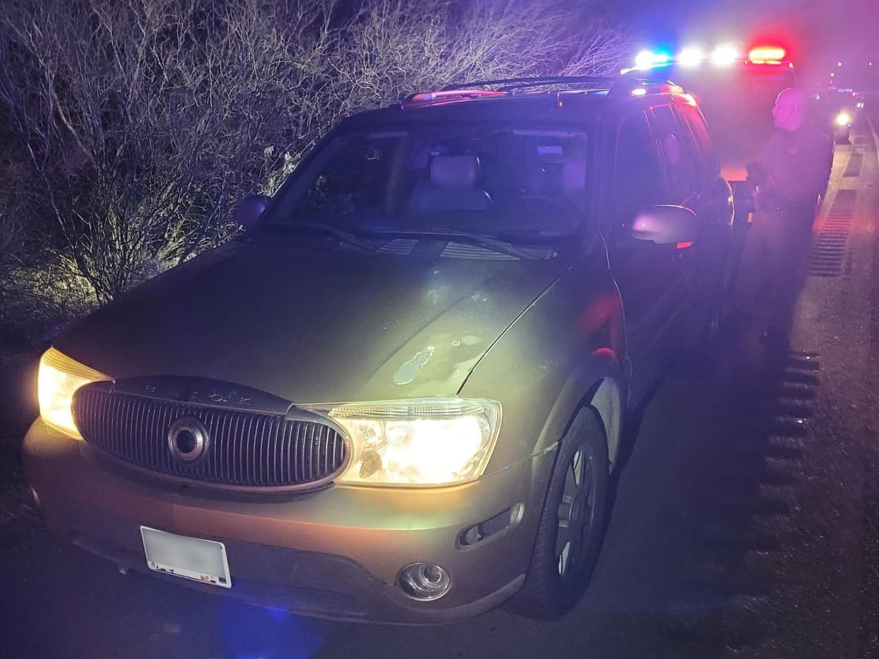 Un ciudadano estadounidense de 17 años trató de huir a pie de los agentes de la estación Willcox cuando detuvieron la camioneta en la que transportaba a cinco indocumentados, el traficante conducía por la autopista I-10 en Benson. Las organizaciones criminales continúan reclutando menores de edad para traficar indocumentados, muchos de ellos caen a través de las redes sociales.