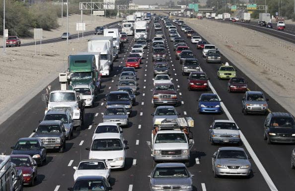 Busca fluidez a la hora de manejar. Evita frenar, acelerar y cambiar de marcha si no es necesario. Si conduces un carro manual, cambia de velocidades a tiempo. En los modelos más recientes esto es más fácil de lograr