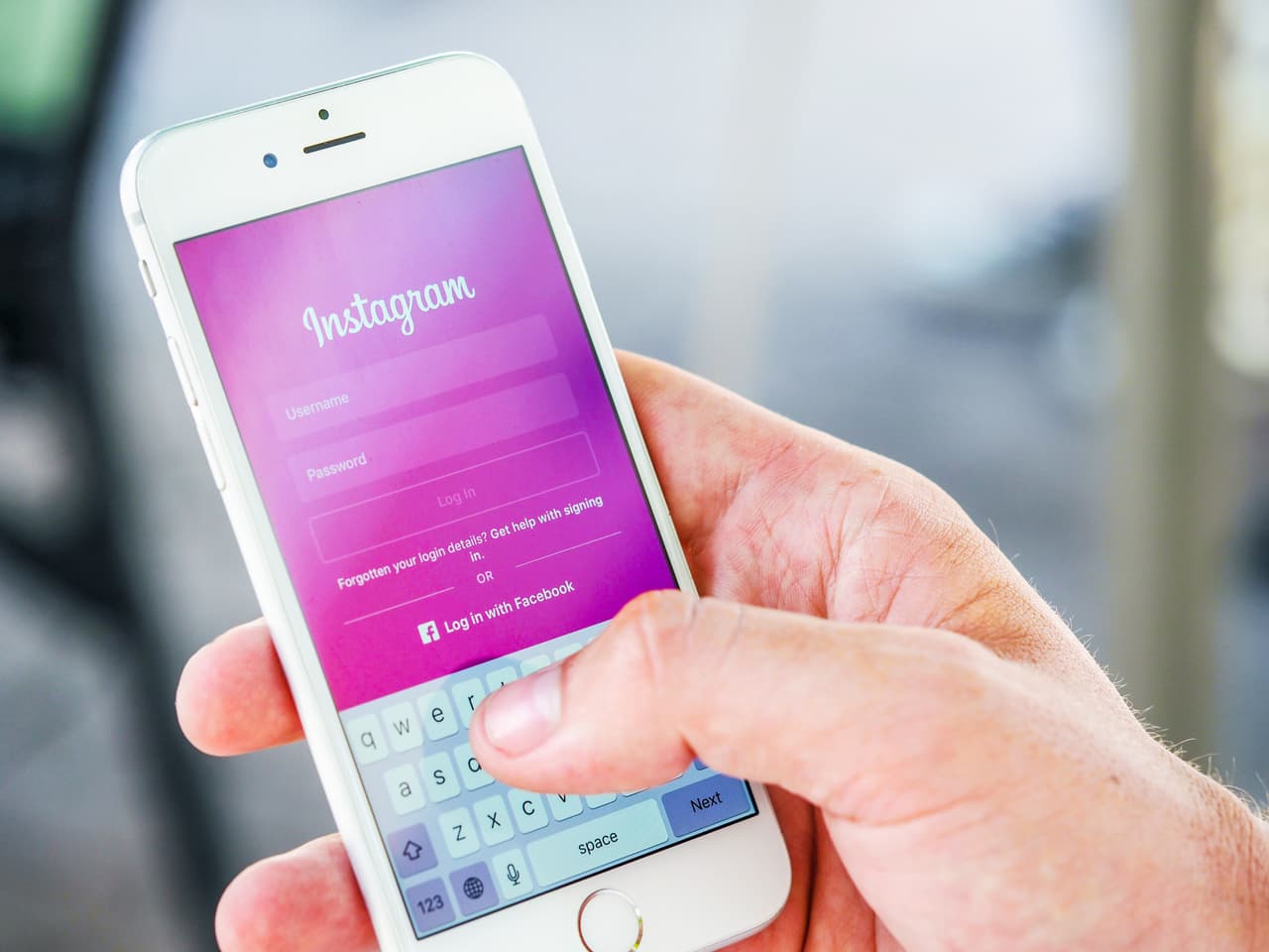 <b>Educa a tu hijo sobre qué publicar </b>
<br>Es clave saber que eliminar una publicación de redes sociales no significa que queda borrado de forma permanente. Todas sus publicaciones, los comentarios, los me gusta y los recursos compartidos son parte de la huella digital.