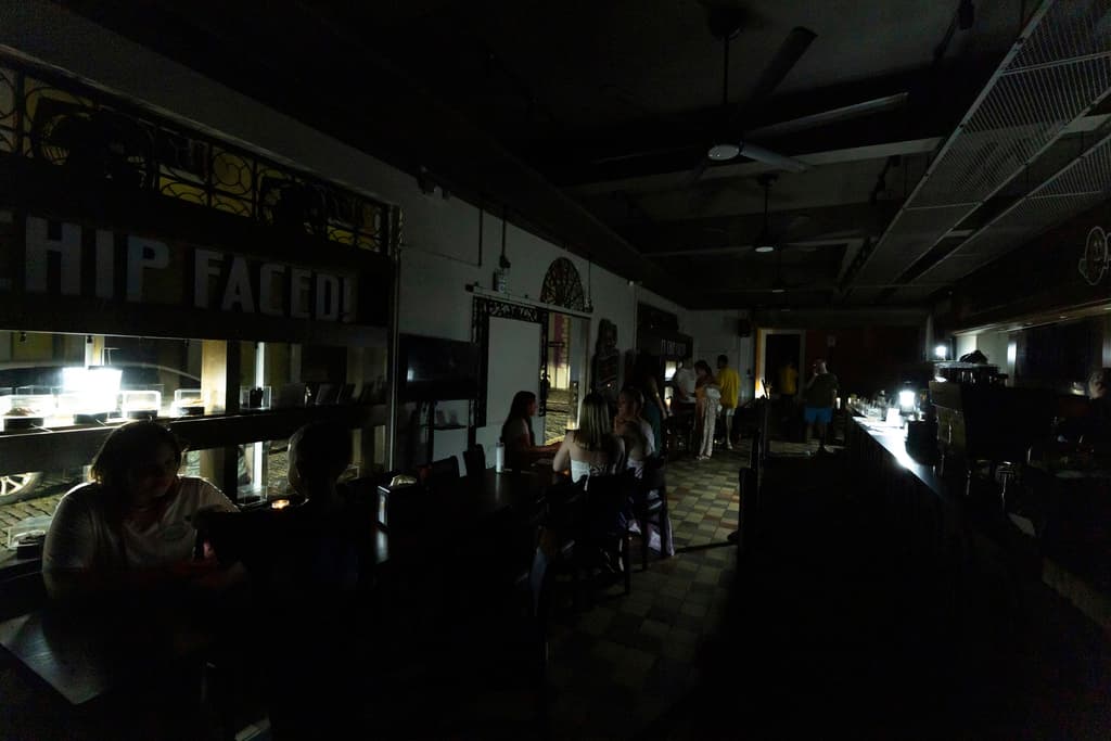 <b>Fragilidad histórica del sistema</b>: El sistema eléctrico arrastra décadas de abandono y colapsó aún más tras el huracán María en 2017, sin haber sido reconstruido completamente.