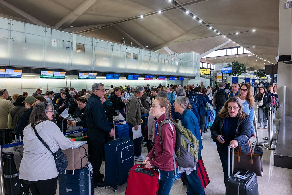 Crisis en el aeropuerto de Newark por fallas en el control aéreo causa más de 360 retrasos y 160 cancelaciones. La FAA admite problemas con sistema obsoleto y pérdida de comunicación con aeronaves. Líderes políticos exigen investigación mientras pasajeros reportan demoras significativas. Se implementan mejoras.
