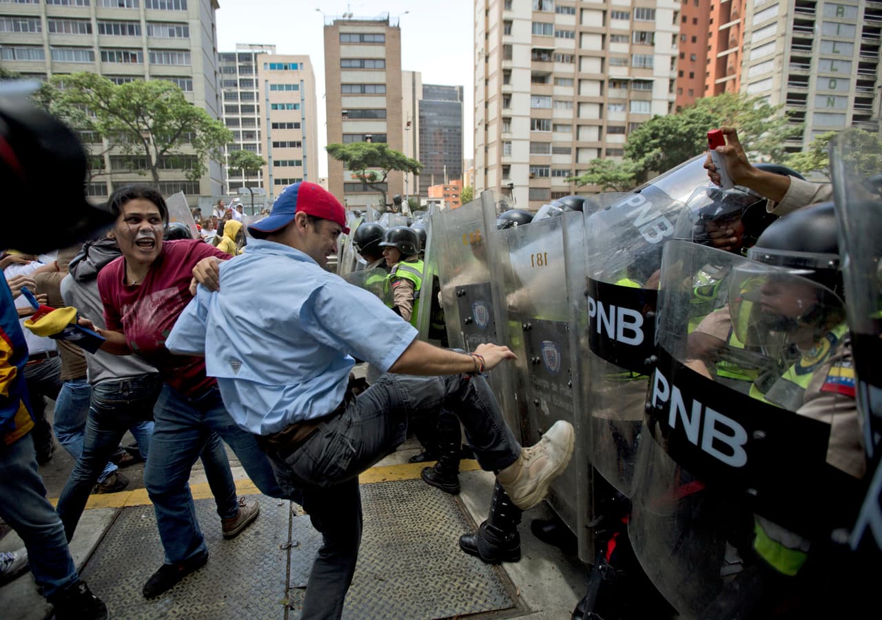 La guardia nacional impidió que el grupo de manifestantes y diputados llegara a la sede del Poder Legislativo venezolano en el centro de Caracas. Inlcuso hubo momentos en que grupos armados dispararon contra la marcha.