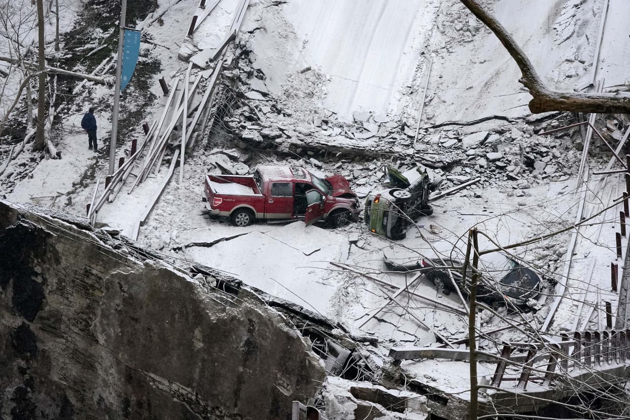 Un grupo de autos que cayeron en el derrumbe. 
<br>
<br>Cuando el puente se derrumbó varios rescatistas tuvieron que descender casi 150 pies para alcanzar a algunos afectados. Otros formaron una cadena humana para ayudar a rescatar a varias personas de un autobús que colgaba. 
<br>
